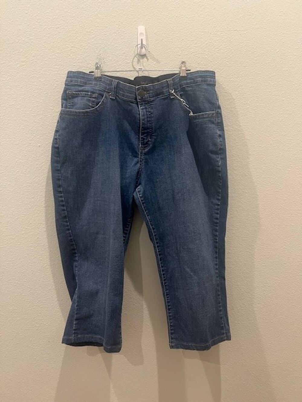 Lee Sinfully Soft Women's Size 16W Medium Wash Cropped Jeans